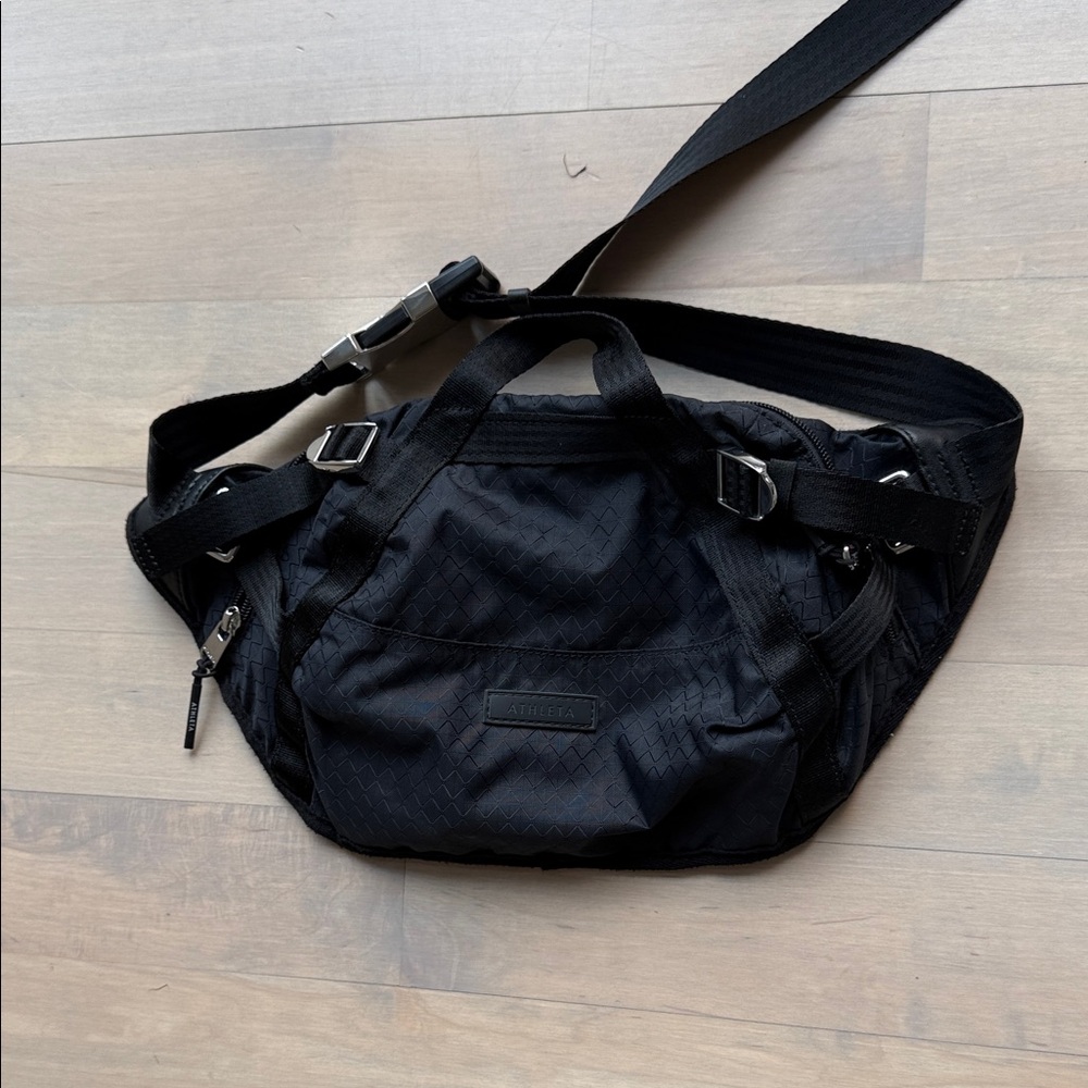 Athleta Excursion Belt Bag in Black